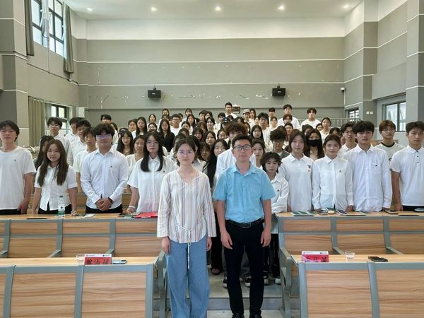 传承红色基因,绽放融媒光彩——融媒体学院2025年上半年新团员入团仪式圆满落幕 传承红色基因,绽放融媒光彩——融媒体学院2025年上半年新团员入团仪式圆满落幕